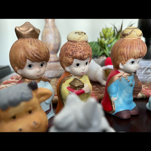 11 piece Nativity Set - Picture 3 of 8